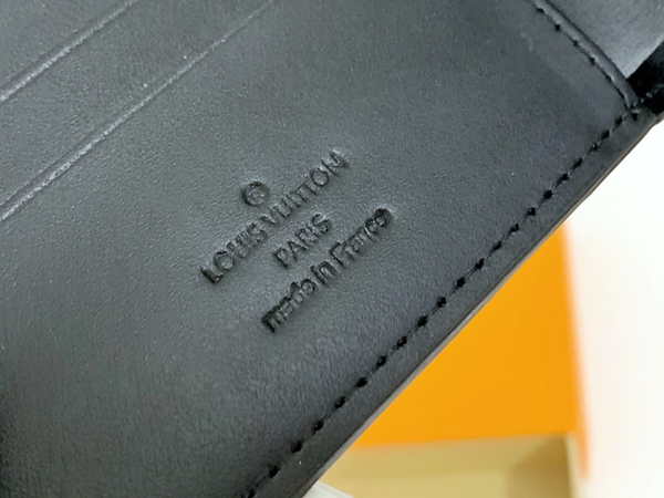 LVコピーウォレット着用イメージ